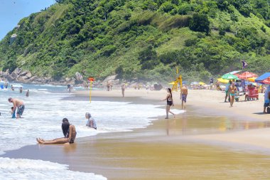 Praia 'daki insanlar Tombo plajında, Guaruja Sp.