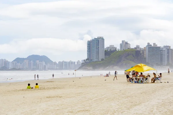 Pessoas na Praia da Enseada — Fotografia de Stock