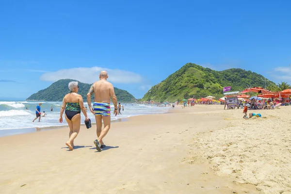 Gente caminando en Praia do Tombo —  Fotos de Stock
