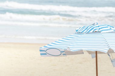 Güneşli bir günde kumsalda güneşlik.