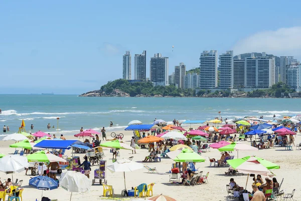 Praia das Pitangueiras plajında güneşlenenler