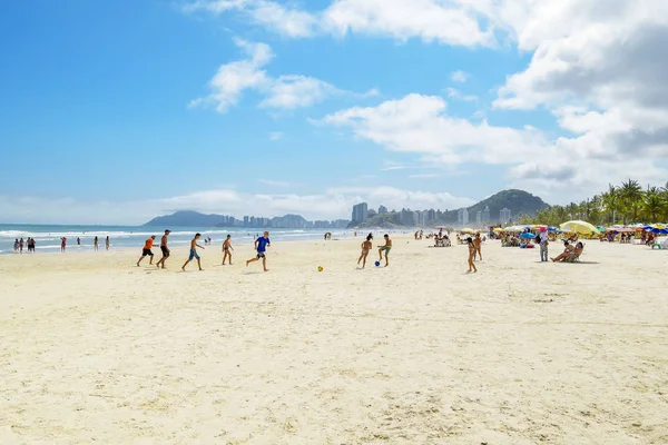 Niños jugando fútbol en la playa, Guaruja SP Brasil —  Fotos de Stock