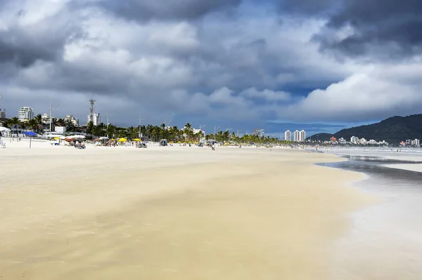 Dia nublado na praia — Fotografia de Stock