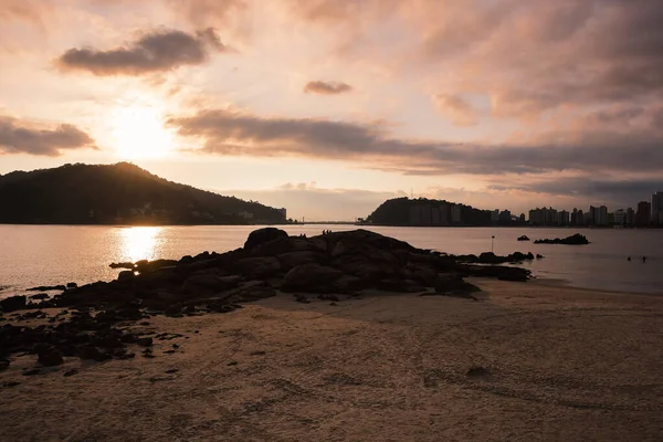 Pôr do sol em uma praia de São Vicente SP Brasil Imagens De Bancos De Imagens