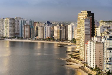 Gün boyunca sahil kenti yakınlarındaki yüksek binalar. Paulista sahili, Sao Vicente şehri - Sp Brazil.