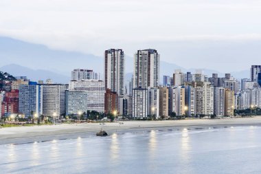 Gün batımında sahil kenti