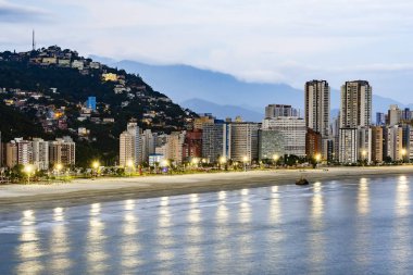 Alacakaranlıkta Brezilya plajı