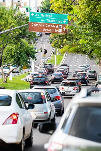 Tráfico en la avenida Higienopolis, Londrina — Foto de Stock