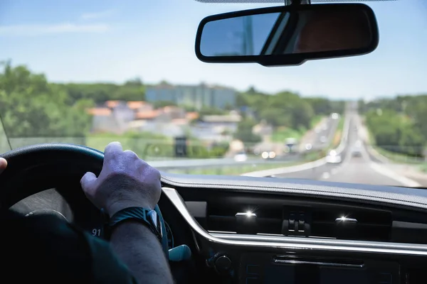 고속 도로에서 차를 운전하는 모습 — 스톡 사진