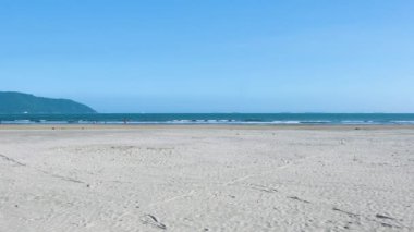 Brezilya Paulista plajı, güzel bir günde büyük bir kumsal şeridi. Fotoğraf Itarare sahilinde, Sao Vicente Sp Brazil.