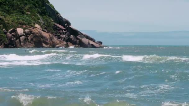 Пляж Sea of Praia do Tombo, Guaruja SP — стоковое видео