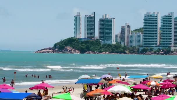Solbadere på Praia das Pitangueiras strand – Stock-video