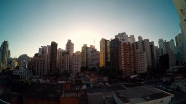 Sao Paulo 'nun günbatımındaki binalarının hızlandırılmış videosu. Aclimacao mahallesi, şehrin merkezi..
