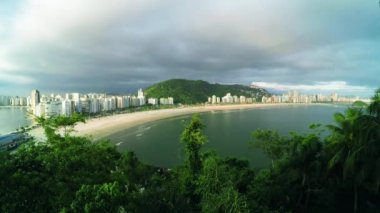 Bulutlu bir günde sahil şehri. Sao Vicente şehrinin hava manzarası, Sp Brazil. Arka planda Itarare plajı ve Santos şehri görünüyor. Brezilya 'nın Paulista sahilleri. 
