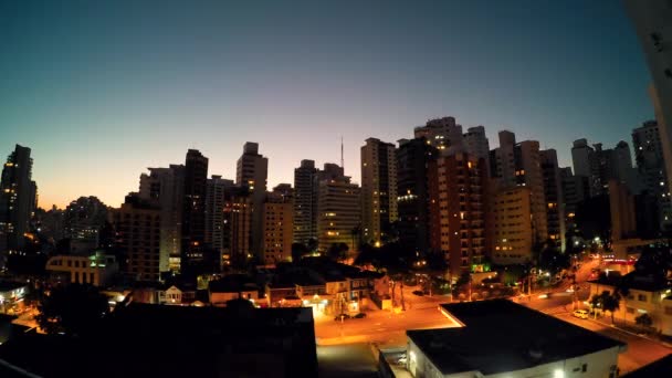 サンパウロ市での時間経過の日から夜への移行 市内中心部のAclimacao住宅街の建物 — ストック動画