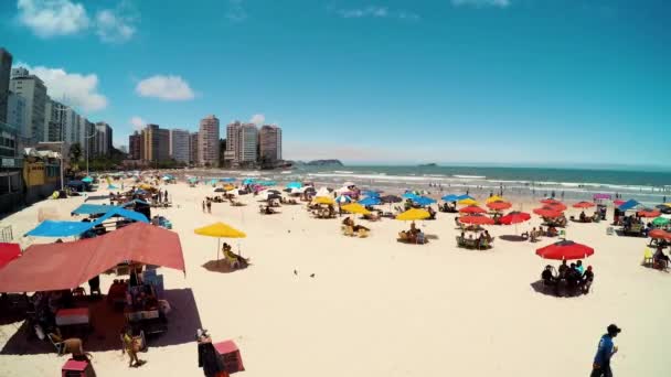 グアルージャ ブラジル ブラジル 2019年11月20日 都市の主要な観光都市のビーチであるプライア ピタンゲリアスビーチのサンバス 背景にあるモロ カンピナの丘の建物 — ストック動画