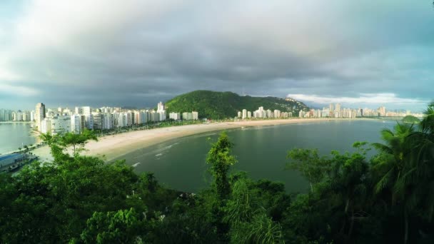 曇りの日に沿岸都市 サンビセンテ市 Spブラジルの空中ビュー Itarareビーチと背景にサントス市のビュー ブラジルのパウリスタ海岸 — ストック動画