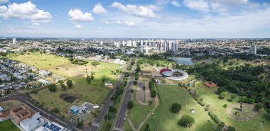 Campo Grande MS, Brezilya 'nın havadan görünüşü Afonso Pena Bulvarı' nın tepeleri. Büyüyen bir şehrin havadan görünüşü, bazı binalar ve büyük yeşil bir alan. Yeşil şehir. 