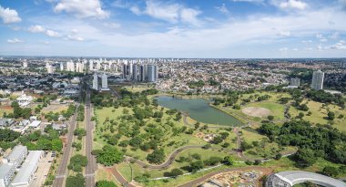 Campo Grande MS, Brezilya 'nın havadan görünüşü Afonso Pena Bulvarı' nın tepeleri. Büyüyen bir şehrin havadan görünüşü, bazı binalar ve büyük yeşil bir alan. Yeşil şehir. 
