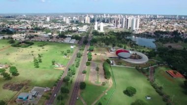 Campo Grande MS, Brezilya 'nın havadan görünüşü. Afonso Pena Bulvarı 'nın tepesindeki video. Düşük yoğunluklu büyüyen şehir, ağaçlık ve geniş bir caddesi var..