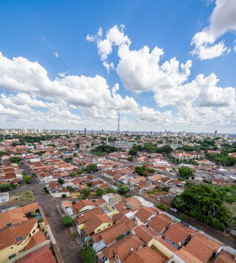 Brezilya 'nın Campo Grande MS kentindeki Otonomist mahallesinin panoramik hava manzarası. Mato Grosso do Sul eyaletinin başkenti. Düşük yoğunluklu bölge, ağaçlık şehir gelişmekte..