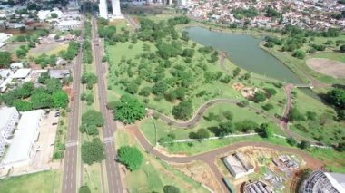 Campo Grande MS, Brezilya 'nın havadan görünüşü. Afonso Pena Bulvarı ve parkın tepesindeki video. Düşük yoğunluklu büyüyen şehir, ağaçlık ve geniş bir caddesi var..