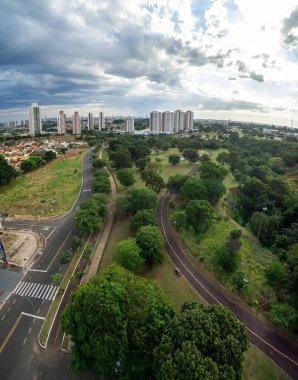 Campo Grande - MS, Brezilya - 27 Mart 2020: Soter Ekolojik Parkı, Salsa Parrilha Caddesi 'nde çekilmiş hava fotoğrafı. Mata do Jacinto mahallesiyle Caranda Bosque mahallesi arasındaki sınır..