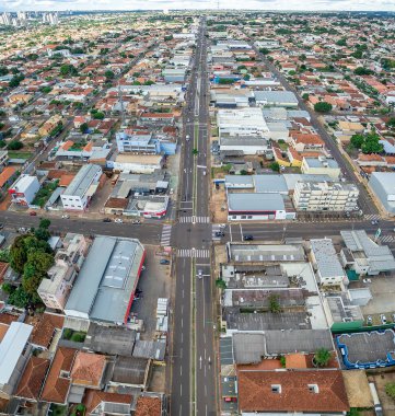 Campo Grande - MS, Brezilya - 30 Mart 2020: Campo Grande 'deki Avenida Eduardo Elias Zahran Bulvarı' nın havadan görünüşü.