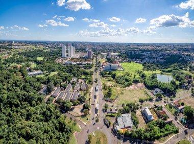 Campo Grande - MS, Brezilya - 1 Nisan 2020: Campo Grande MS, Brezilya 'da Avenida Mato Grosso Bulvarı' nın sonundaki kavşağın havadan görünüşü. Caranda Bosque ve Jardim Veraneio mahalleleri.