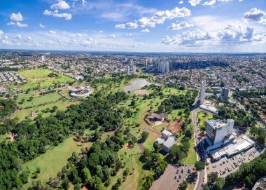 Campo Grande - MS, Brezilya - 31 Mart 2020: Campo Grande MS şehrinin panoramik hava manzarası ve yerli ulusların parkı. Mato Grosso do Sul eyaletinin başkenti.