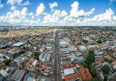 Campo Grande MS, Brezilya 'daki Avenida Eduardo Elias Zahran Bulvarı' nın hava görüntüsü. Şehrin büyük ticari alanına sahip iki yönlü uzun bir cadde..