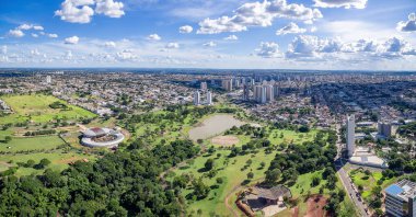Campo Grande MS, Brezilya 'nın panoramik hava manzarası ve yerli ulusların parkı. Park, göl, yeşil alanlar ve düşük yoğunluklu binaları olan büyük ormanlık bir şehir..