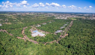 Campo Grande MS, Brezilya 'daki eyalet parkının ve Prosa eyalet parkının hava manzarası. Doğayla çevrili küçük bir kentsel alan. Parque dos poderes.