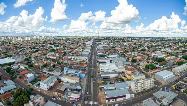 Campo Grande - MS, Brezilya - 30 Mart 2020: Campo Grande 'deki Avenida Eduardo Elias Zahran Bulvarı' nın havadan görünüşü.