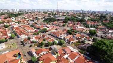 Brezilya 'nın Campo Grande MS kentindeki Otonomist mahallesinin panoramik hava manzarası. Mato Grosso do Sul eyaletinin başkenti. Düşük yoğunluklu bölge, ağaçlık şehir gelişmekte..
