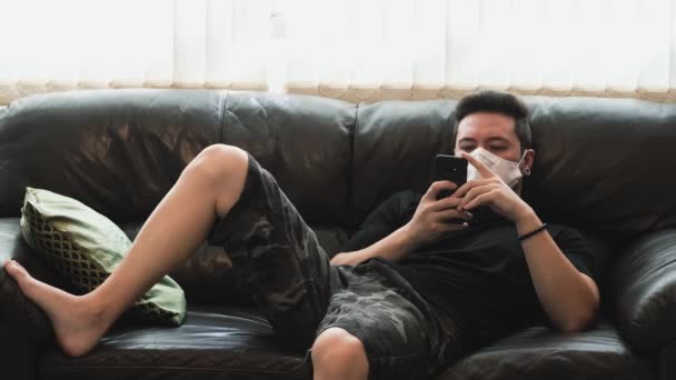 Hombre Con Una Mascarilla Cuarentena Casa Usando Teléfono Hombre Ansioso — Vídeos de Stock