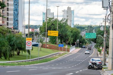 Campo Grande - MS, Brezilya - 30 Mart 2020: Ceara Bulvarı yakınlarındaki Afonso Pena Bulvarı manzarası. Şehir parkına giden yol. Covid-19 karantinası yüzünden caddelerde trafik düşük..