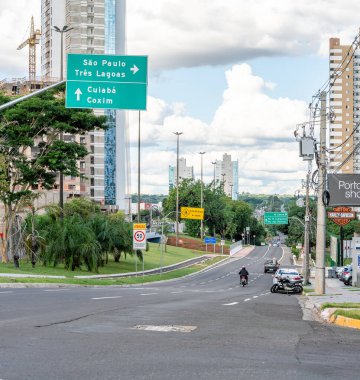 Campo Grande - MS, Brezilya - 30 Mart 2020: Ceara Bulvarı yakınlarındaki Afonso Pena Bulvarı manzarası. Şehir parkına giden yol. Covid-19 karantinası yüzünden caddelerde trafik düşük..