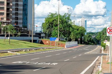 Campo Grande - MS, Brezilya - 30 Mart 2020: Ceara Bulvarı yakınlarındaki Afonso Pena Bulvarı manzarası. Covid-19 karantinası yüzünden caddelerde trafik düşük..