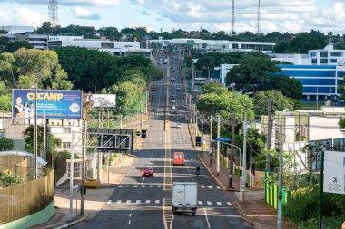 Campo Grande - MS, Brezilya - 30 Mart 2020: Ceara Bulvarı 'nda bir pazartesi günü Covid-19' un karantina döneminde düşük trafik. Sıradan bir gün değil..