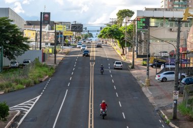 Campo Grande - MS, Brezilya - 30 Mart 2020 Avenida Ceara Bulvarı 'ndaki trafiğin görüntüsü. Bulvarda ticaret var.. 