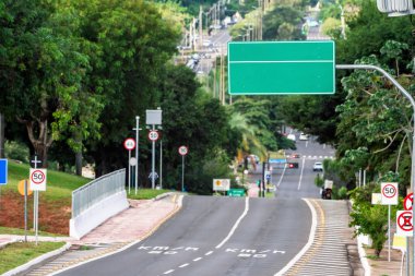 Fotoğrafta büyük yeşil bir cadde geçiş işareti var. Elektronik mali özellikleri olan bir cadde, saatte 50 km hız sınırı var. Fotoğraf: Afonso Pena Bulvarı Campo Grande MS, Brezilya.