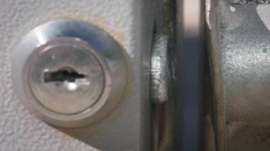 Elektronik sistemle bir garajın kapısını kilitleyip açmak. Geçit güvenlik kilidini açıyorum. Kapıyı açıp kapatıyorum..