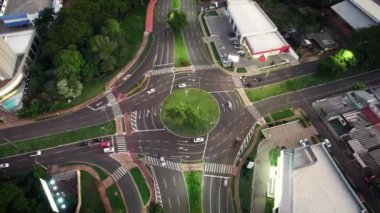 Gece bir kavşakta araba trafiği vardı. Mato Grosso Bulvarı, Campo Grande MS, Brezilya 'daki videoyu hızlandırın.