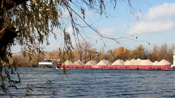 Barge remplie de terre, se déplace sur la rivière — Video