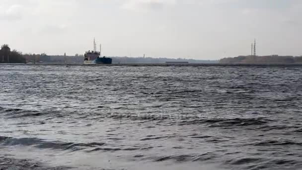 O navio se move ao longo do rio Dnieper — Vídeo de Stock