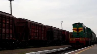 Lokomotif istasyondan ayrılıyor