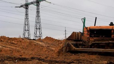 Paletli traktör ve yüksek gerilim kabloları