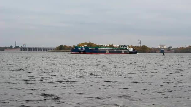 Barge se déplace sur la rivière à basse vitesse — Video