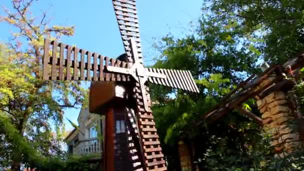 De wind draait de bladen van de molen — Stockvideo